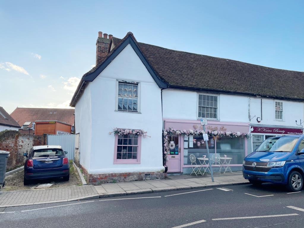Lot: 77 - FREEHOLD TENANTED COMMERCIAL UNIT AND DEVELOPMENT OPPORTUNITY - View from the High Street of the waffle bar